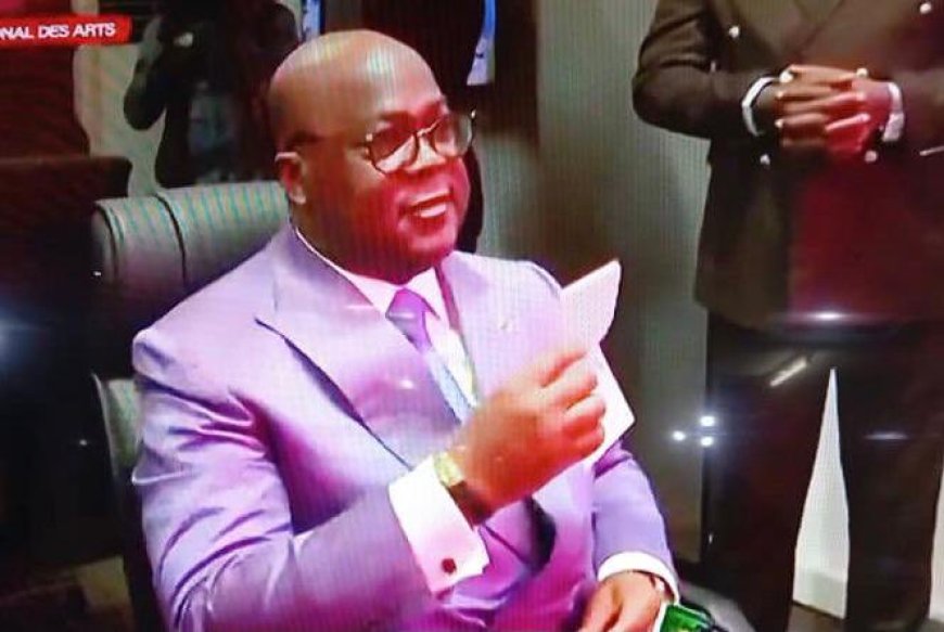 RDC : Félix Tshisekedi reçoit son passeport biométrique "sécurisé" ‎