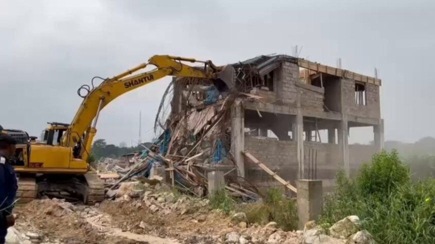 L’heure des bulldozers a sonné : Les constructions anarchiques tombent une à une à la baie de Ngaliema