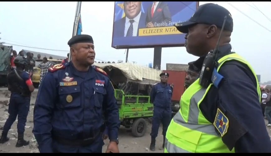Kinshasa : le commissaire divisionnaire Israël Kantu évacue des véhicules abandonnés pour désengorger le boulevard Lumumba