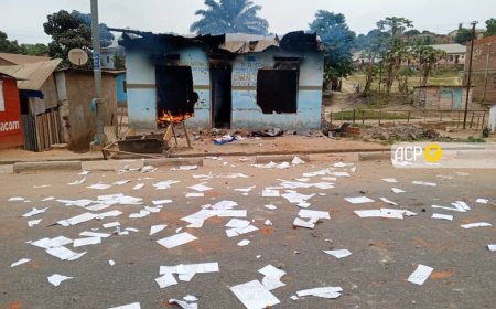 Insécurité à Boma : la population incendie des bureaux de la Police, qu’elle accuse de collaborer avec les criminels