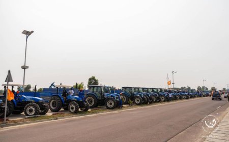 RDC : Félix Tshisekedi remet un lot de tracteurs aux 26 provinces pour lancer la saison agricole 2025-2026