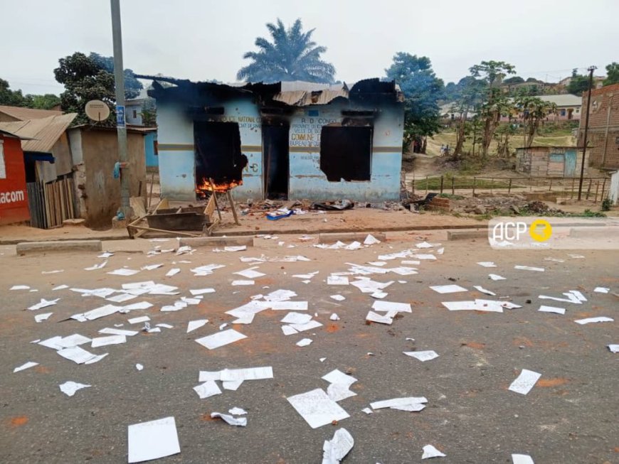 Insécurité à Boma : la population incendie des bureaux de la Police, qu’elle accuse de collaborer avec les criminels