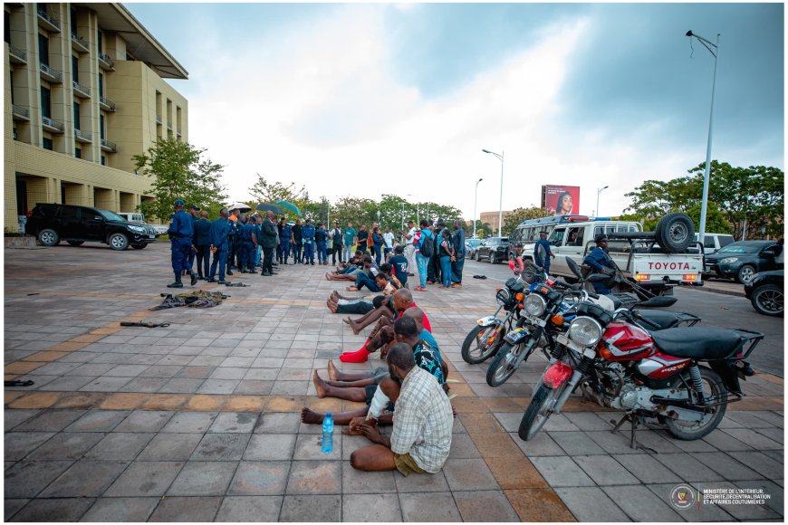 Kinshasa : la police présente 19 présumés braqueurs au vice-premier ministre de l'Intérieur