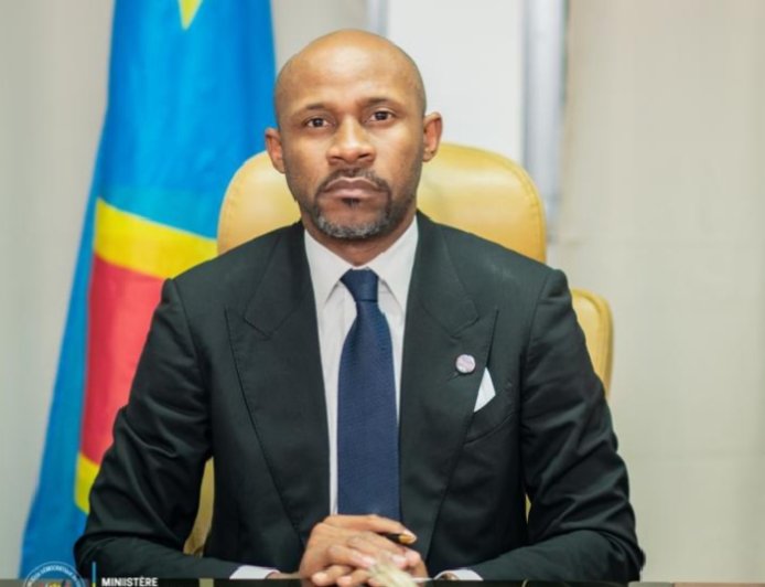 Patrick Muyaya relativise le débat sur le changement ou la révision de la constitution et rappelle les priorités du gouvernement