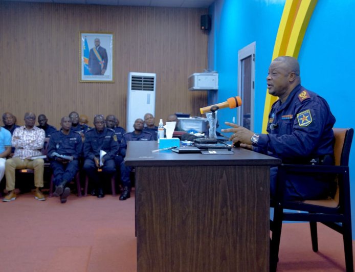 Kinshasa : le chef de la police interdit les arrestations arbitraires de jeunes aux cheveux tressés