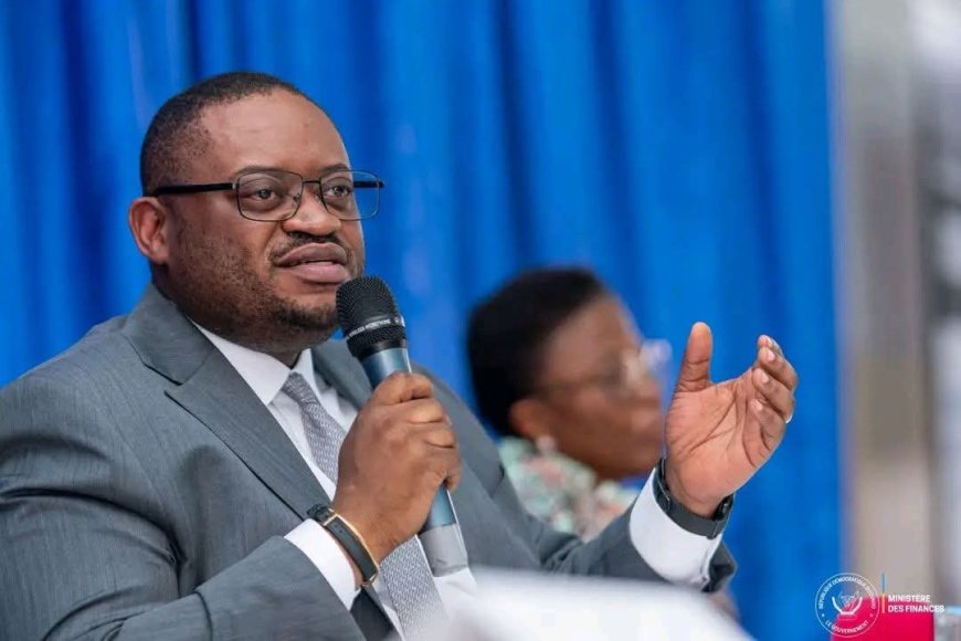 Doudou Fwamba : un ministre en quête d’applaudissements (Tribune)