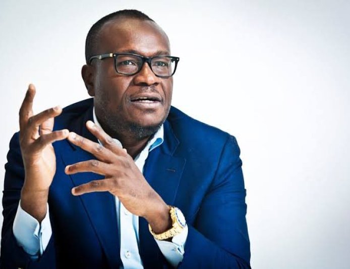 Éventuel troisième mandat de Félix Tshisekedi : Delly Sesanga le chef de l'État congolais de "dérive" et appelle les démocrates à résister
