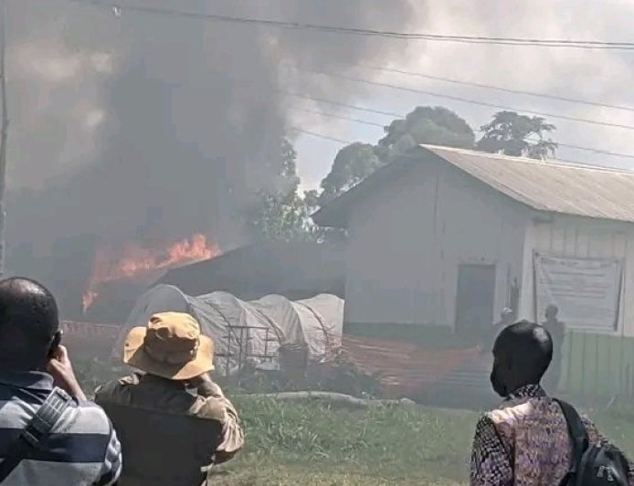 Ebola en Ituri : six malades prennent la fuite après l'incendie d'un centre de traitement par des manifestants