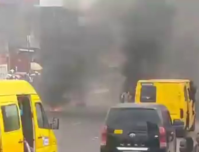 Manifestation à Masina contre un changement de la Constitution : des jeunes de l'ECIDé ont momentanément bloqué le boulevard Lumumba