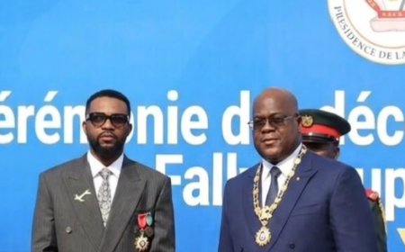RDC : " L'aigle " Fally Ipupa reçoit de Félix Tshisekedi ses insignes de Chevalier dans l'Ordre national du Léopard lors d'une cérémonie solennelle
