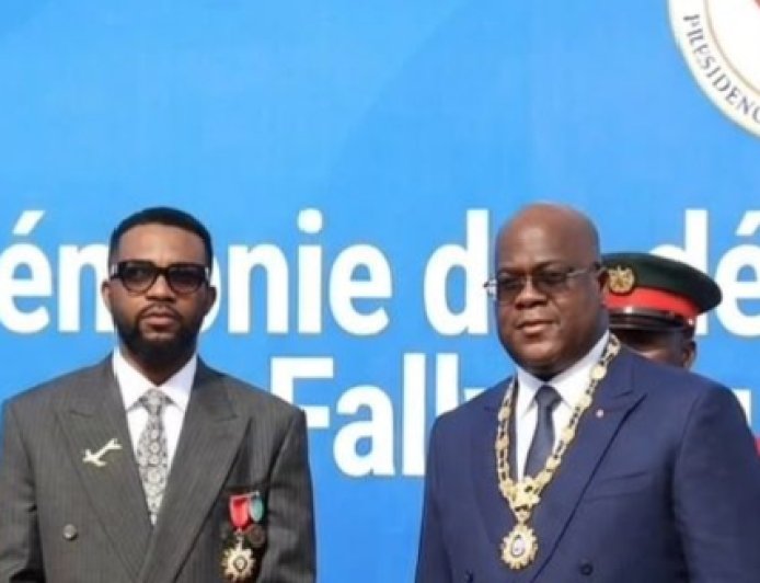 RDC : " L'aigle " Fally Ipupa reçoit de Félix Tshisekedi ses insignes de Chevalier dans l'Ordre national du Léopard lors d'une cérémonie solennelle