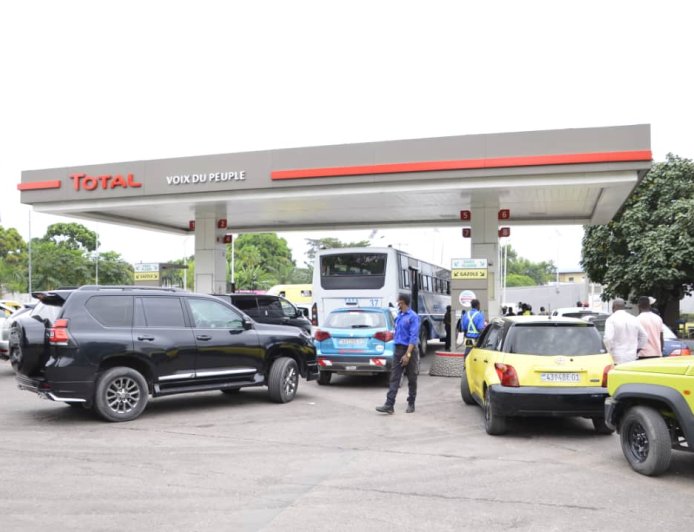 Files d'attente dans les stations-service : le gouvernement écarte toute pénurie de carburant et appelle au calme