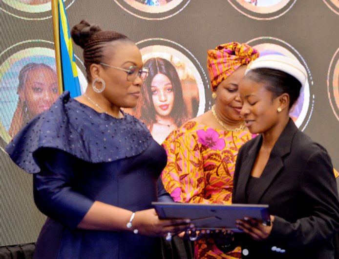 Formation au métier de personnel navigant de cabine : la DGA de l'AAC, Natacha Bolombo, encourage l'expertise locale formée par Délicatesse Training Center