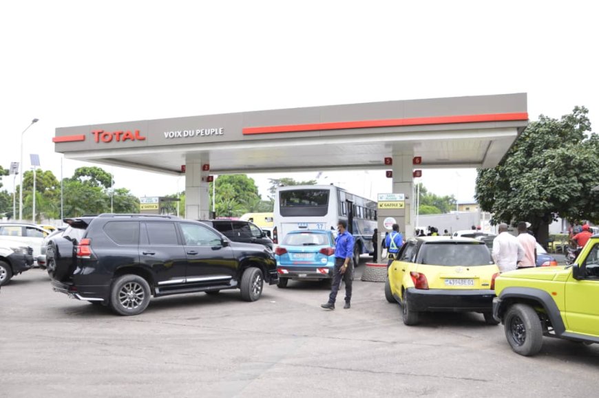 Files d'attente dans les stations-service : le gouvernement écarte toute pénurie de carburant et appelle au calme